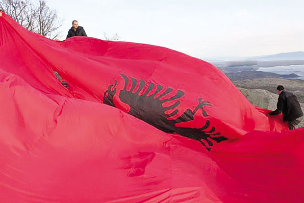 Тузи: Развијена албанска застава